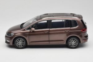 Volkswagen Touran 5T Castanho Paudi Model 1:18 ZVE000003BRA Metal - imagem 4 de 8