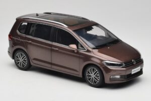 Volkswagen Touran 5T Castanho Paudi Model 1:18 ZVE000003BRA Metal - imagem 6 de 8