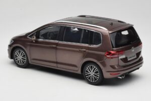 Volkswagen Touran 5T Castanho Paudi Model 1:18 ZVE000003BRA Metal - imagem 7 de 8