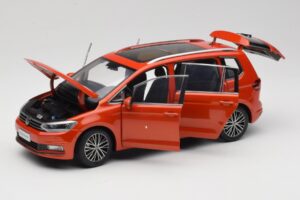 Volkswagen Touran 5T Laranja Paudi Model 1:18 ZVE000003ORA Metal - imagem 2 de 8