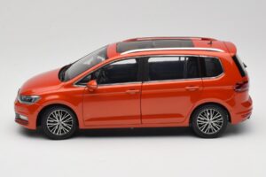 Volkswagen Touran 5T Laranja Paudi Model 1:18 ZVE000003ORA Metal - imagem 4 de 8