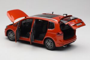Volkswagen Touran 5T Laranja Paudi Model 1:18 ZVE000003ORA Metal - imagem 5 de 8