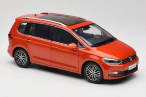Volkswagen Touran 5T Laranja Paudi Model 1:18 ZVE000003ORA Metal - imagem 6 de 8