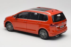 Volkswagen Touran 5T Laranja Paudi Model 1:18 ZVE000003ORA Metal - imagem 7 de 8