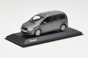 Volkswagen Touran Sport Platinum Grey Minichamps 1:43 TOURAN003 Metal - imagem 2 de 4