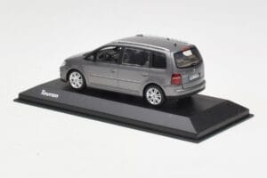 Volkswagen Touran Sport Platinum Grey Minichamps 1:43 TOURAN003 Metal - imagem 3 de 4