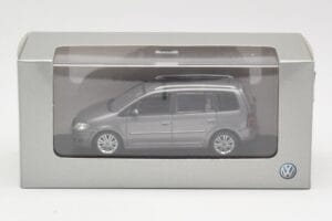 Volkswagen Touran Sport Platinum Grey Minichamps 1:43 TOURAN003 Metal - imagem 4 de 4