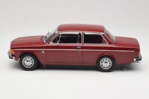 Volvo 142 Vermelho Escuro MCG 1:18 MCG18443 Metal - imagem 3 de 6