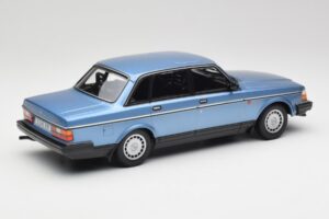Volvo 240 GL Azul Metálico Minichamps 1:18 155171404 Metal - imagem 2 de 6