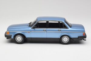 Volvo 240 GL Azul Metálico Minichamps 1:18 155171404 Metal - imagem 3 de 6