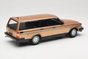 Volvo 240 GL Break Gold Metallic Minichamps 1:18 155171415 Metal - imagem 2 de 6