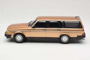 Volvo 240 GL Break Gold Metallic Minichamps 1:18 155171415 Metal - imagem 3 de 6