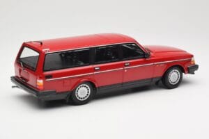 Volvo 240 GL Break Vermelho Minichamps 1:18 155171411 Metal - imagem 2 de 6