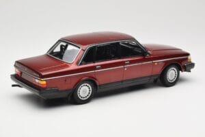 Volvo 240 GL Dark Red Metallic Minichamps 1:18 155171406 Metal - imagem 2 de 6