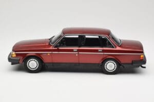 Volvo 240 GL Dark Red Metallic Minichamps 1:18 155171406 Metal - imagem 3 de 6