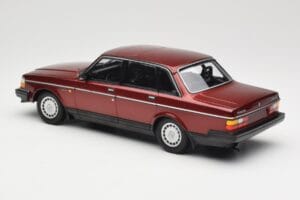Volvo 240 GL Dark Red Metallic Minichamps 1:18 155171406 Metal - imagem 5 de 6