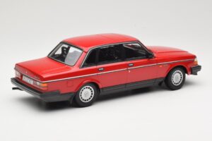 Volvo 240 GL Vermelho Escuro Minichamps 1:18 166171401 Metal - imagem 2 de 6