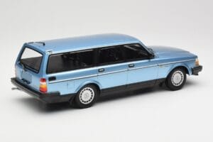Volvo 240 GL Estate Blue Metallic Minichamps 1:18 155171414 Metal - imagem 2 de 6