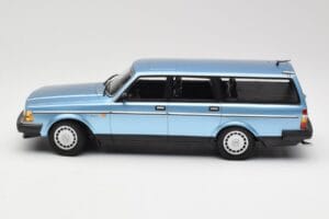 Volvo 240 GL Estate Blue Metallic Minichamps 1:18 155171414 Metal - imagem 3 de 6