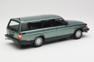 Volvo 240 GL Estate Green Metallic Minichamps 1:18 155171410 Metal - imagem 2 de 6