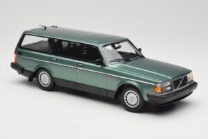 Volvo 240 GL Estate Green Metallic Minichamps 1:18 155171410 Metal - imagem 4 de 6