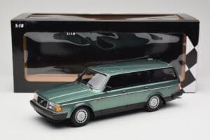 Volvo 240 GL Estate Green Metallic Minichamps 1:18 155171410 Metal - imagem 6 de 6