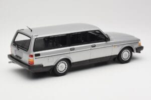 Volvo 240 GL Estate Prata Minichamps 1:18 155171416 Metal - imagem 2 de 6