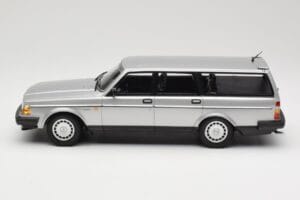 Volvo 240 GL Estate Prata Minichamps 1:18 155171416 Metal - imagem 3 de 6