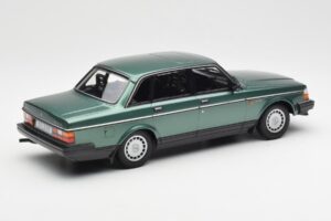 Volvo 240 GL Verde Metálico Minichamps 1:18 155171400 Metal - imagem 2 de 6