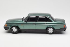 Volvo 240 GL Verde Metálico Minichamps 1:18 155171400 Metal - imagem 3 de 6