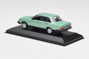 Volvo 240 GL Verde Metálico Minichamps 1:43 400171402 Metal - imagem 3 de 4