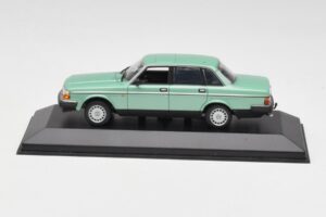 Volvo 240 GL Verde Metálico Minichamps 1:43 400171402 Metal