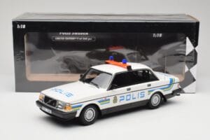 Volvo 240 GL Polis Sweden Minichamps 1:18 155171490 Metal - imagem 6 de 6