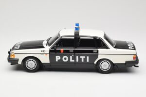 Volvo 240 GL Politi Norway Preto Minichamps 1:18 155171496 Metal - imagem 3 de 6