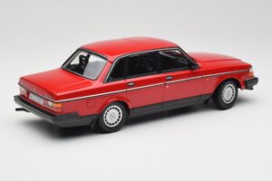 Volvo 240 GL Vermelho Minichamps 1:18 155171401 Metal - imagem 2 de 6