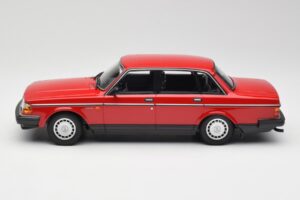 Volvo 240 GL Vermelho Minichamps 1:18 155171401 Metal - imagem 3 de 6