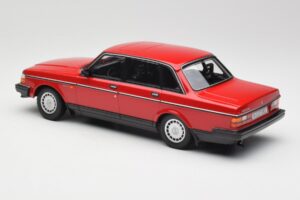 Volvo 240 GL Vermelho Minichamps 1:18 155171401 Metal - imagem 5 de 6