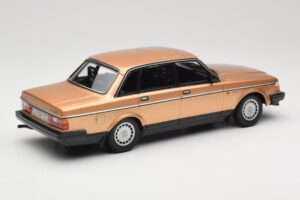 Volvo 240 GL Dourado Minichamps 1:18 155171405 Metal - imagem 2 de 6