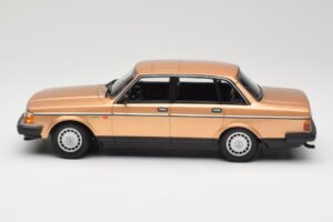 Volvo 240 GL Dourado Minichamps 1:18 155171405 Metal - imagem 3 de 6
