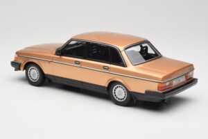 Volvo 240 GL Dourado Minichamps 1:18 155171405 Metal - imagem 5 de 6