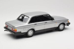 Volvo 240 GL Prata Minichamps 1:18 155171408 Metal - imagem 2 de 6