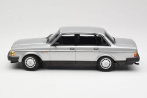Volvo 240 GL Prata Minichamps 1:18 155171408 Metal - imagem 3 de 6