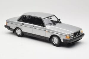 Volvo 240 GL Prata Minichamps 1:18 155171408 Metal - imagem 4 de 6