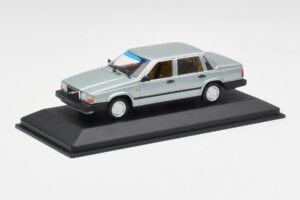 Volvo 240 GL Prata Metálico Minichamps 1:43 940171402 Metal - imagem 2 de 4