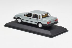 Volvo 240 GL Prata Metálico Minichamps 1:43 940171402 Metal - imagem 3 de 4
