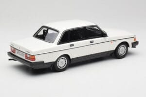Volvo 240 GL Branco Minichamps 1:18 155171402 Metal - imagem 2 de 6
