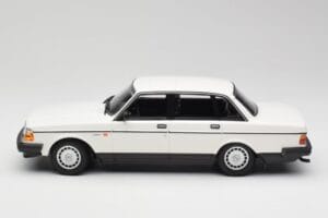 Volvo 240 GL Branco Minichamps 1:18 155171402 Metal - imagem 3 de 6