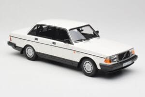 Volvo 240 GL Branco Minichamps 1:18 155171402 Metal - imagem 4 de 6