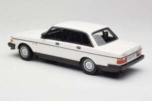 Volvo 240 GL Branco Minichamps 1:18 155171402 Metal - imagem 5 de 6