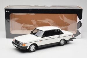Volvo 240 GL Branco Minichamps 1:18 155171402 Metal - imagem 6 de 6